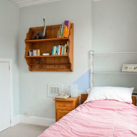 3 Bedroom Family House With A Superb Kitchen And Garden London Eksteriør billede