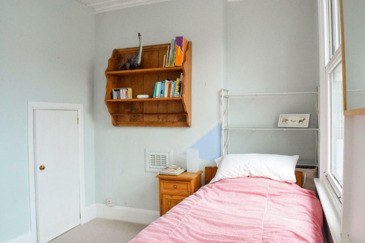 3 Bedroom Family House With A Superb Kitchen And Garden London Eksteriør billede