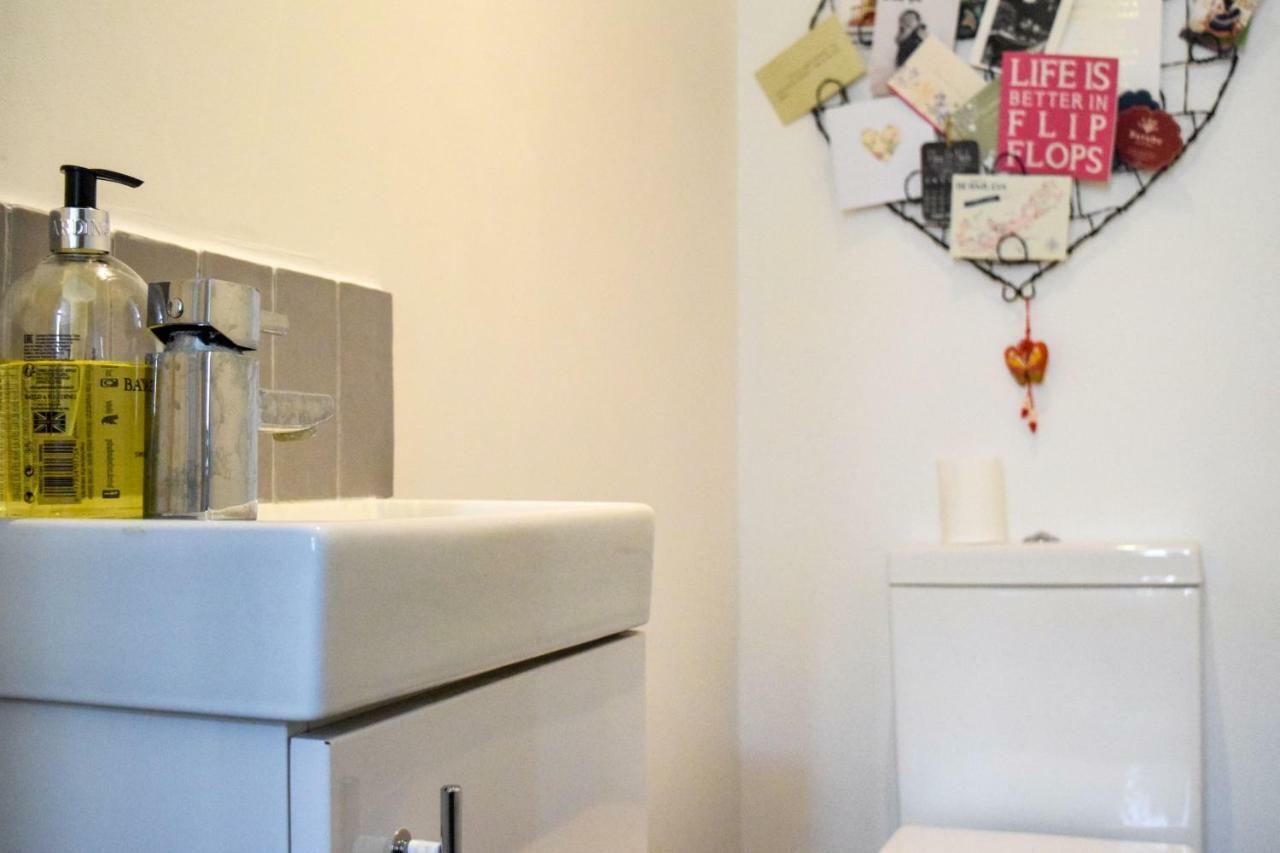 3 Bedroom Family House With A Superb Kitchen And Garden London Eksteriør billede