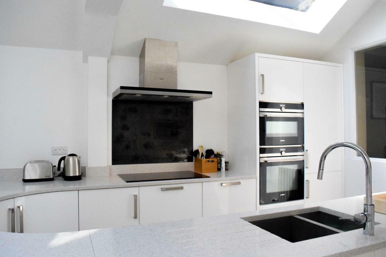 3 Bedroom Family House With A Superb Kitchen And Garden London Eksteriør billede