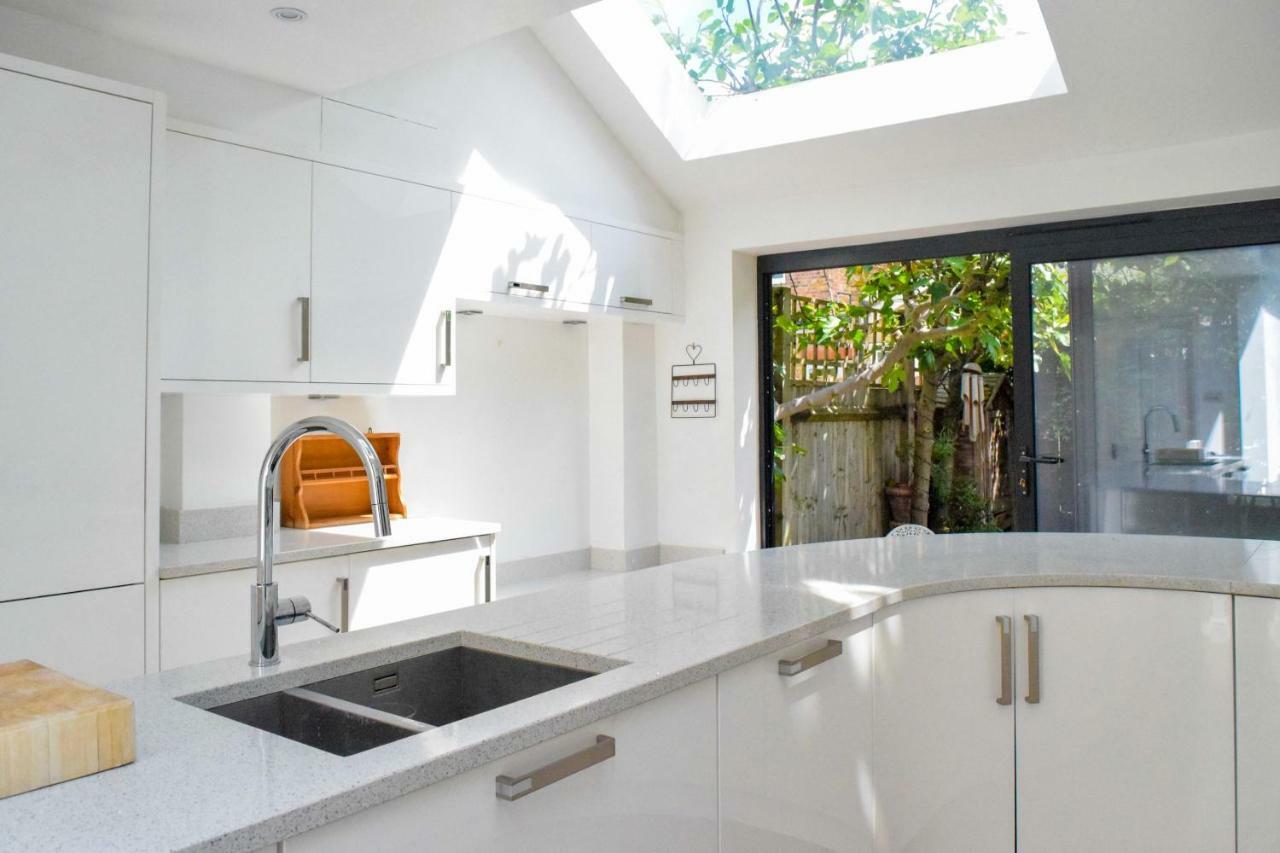 3 Bedroom Family House With A Superb Kitchen And Garden London Eksteriør billede